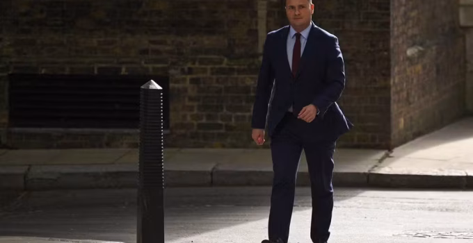 Crise no Partido Trabalhista: Ministro da Saúde Britânico Prepara Renúncia para Desafiar Liderança de Keir Starmer