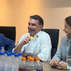 PL de Bolsonaro articula aliança em Minas e se reúne com senador Cleitinho Azevedo para definir palanque em 2026