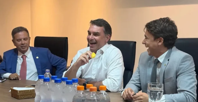 PL de Bolsonaro articula aliança em Minas e se reúne com senador Cleitinho Azevedo para definir palanque em 2026