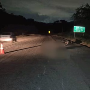 Idoso morre atropelado por moto na BR-458, em Caratinga; motociclista fica gravemente ferido