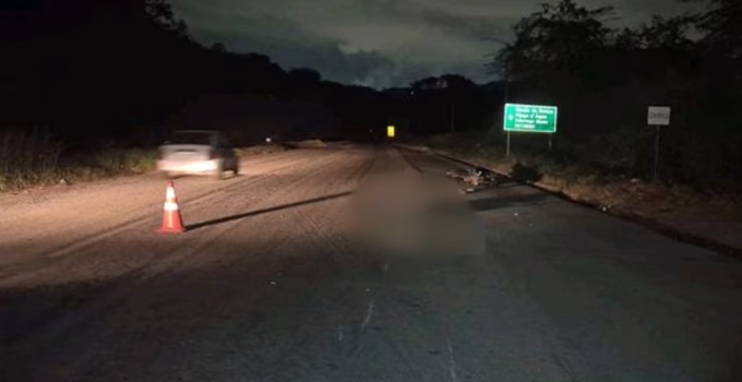 Idoso morre atropelado por moto na BR-458, em Caratinga; motociclista fica gravemente ferido