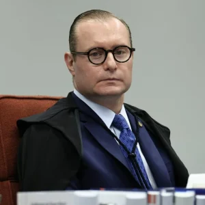 Zanin acompanha Mendonça e vota contra ação que questiona monitoramento de jornalistas e parlamentares pelo governo Bolsonaro