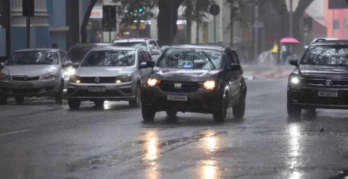 Chuvas fora de época em BH: Defesa Civil alerta para mais pancadas e trovoadas nesta quinta-feira
