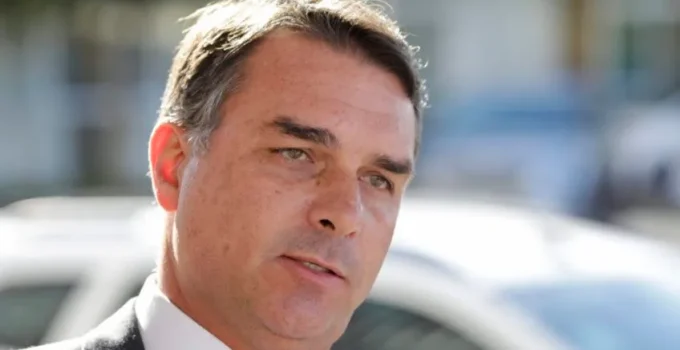 Flávio Bolsonaro rompeu com Daniel Vorcaro após acusações de chefiar organização criminosa