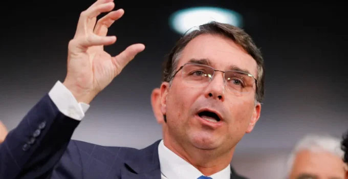 Flávio Bolsonaro explica sigilo sobre aporte de R$ 134 milhões para filme sobre o pai como 'confidencialidade contratual'