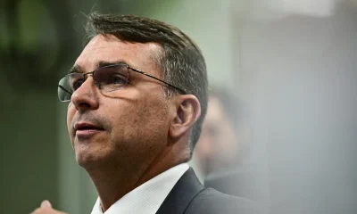 Flávio Bolsonaro admite que dinheiro de cinebiografia de Bolsonaro foi para fundo gerido por advogado de Eduardo