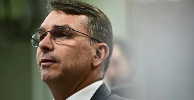 Flávio Bolsonaro admite que dinheiro de cinebiografia de Bolsonaro foi para fundo gerido por advogado de Eduardo
