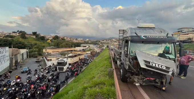 Caminhão multado por excesso de velocidade antes de engavetamento: 'Está explicado por que precisa de radar', diz prefeito de BH