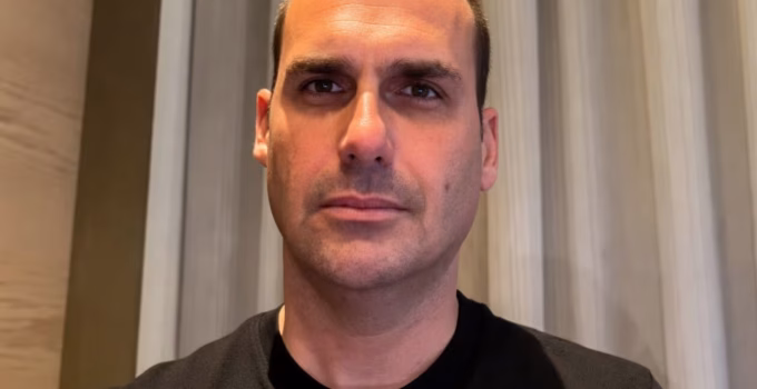 Fundo ligado a advogado de Eduardo Bolsonaro compra imóvel de R$ 3,6 milhões no Texas, onde ex-deputado reside