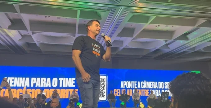 Flávio Bolsonaro compara filme a samba para Lula e promete "marretada" no governo
