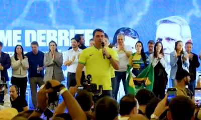 Flávio Bolsonaro compara Lula ao diabo e alega tentativa de 'enterrá-lo vivo'