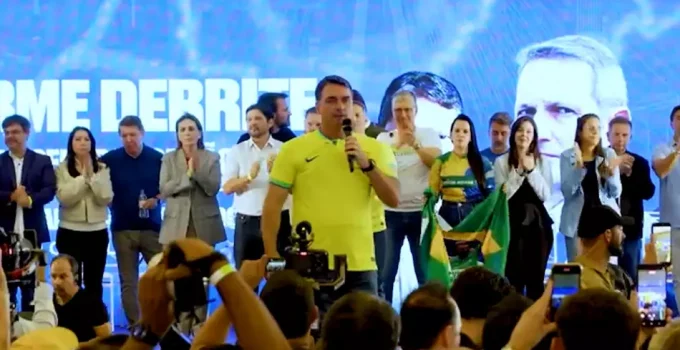 Flávio Bolsonaro compara Lula ao diabo e alega tentativa de 'enterrá-lo vivo'