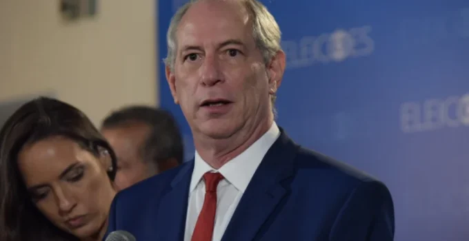 Ciro Gomes confunde gesto de apoiador com símbolo do CV e ordena prisão; pede desculpas em seguida