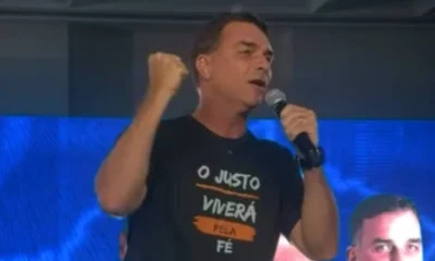 Flávio Bolsonaro afirma ter 'sangue de Bolsonaro' e promete enfrentar adversários em pré-campanha