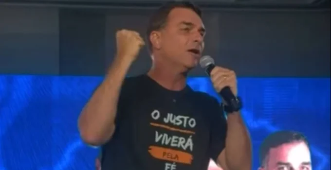 Flávio Bolsonaro afirma ter 'sangue de Bolsonaro' e promete enfrentar adversários em pré-campanha