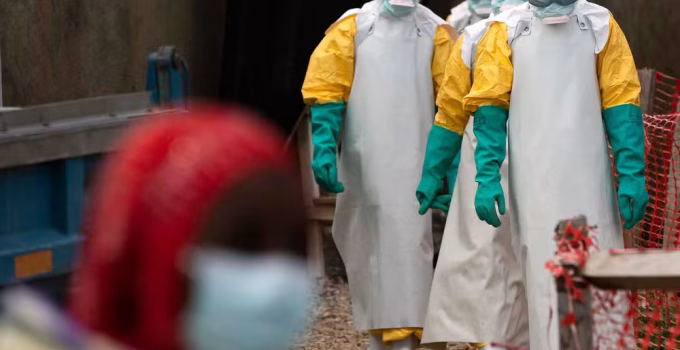 OMS declara surto de ebola em Congo e Uganda como emergência internacional e alerta para riscos