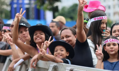 Ana Castela arrasta multidão de crianças e famílias para show gratuito na Praça da Estação em BH