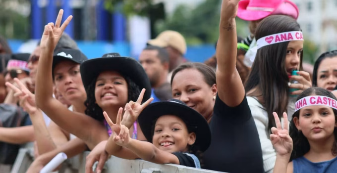 Ana Castela arrasta multidão de crianças e famílias para show gratuito na Praça da Estação em BH