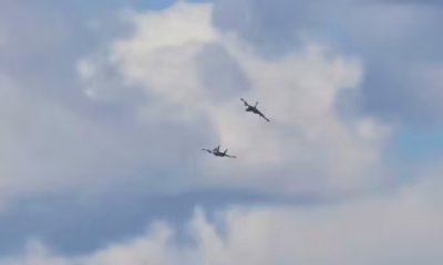 Aviões de guerra americanos colidem e explodem em exibição aérea nos EUA; tripulantes ejetam-se