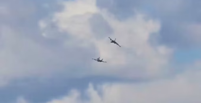 Aviões de guerra americanos colidem e explodem em exibição aérea nos EUA; tripulantes ejetam-se