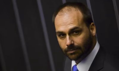 Eduardo Bolsonaro nega contrapartida a doações para filme sobre o pai e diz viver de 'renda passiva' nos EUA