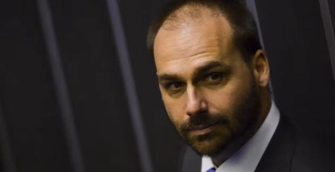 Eduardo Bolsonaro nega contrapartida a doações para filme sobre o pai e diz viver de 'renda passiva' nos EUA