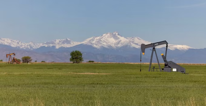 Preço do petróleo ultrapassa US$ 111 com ameaças de Trump ao Irã e tensões geopolíticas crescentes