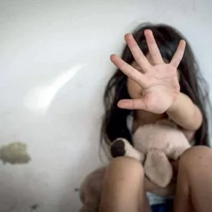 Mãe é presa após arrastar e arrancar cabelos da filha de 5 anos em rua de São Joaquim de Bicas, na Grande BH