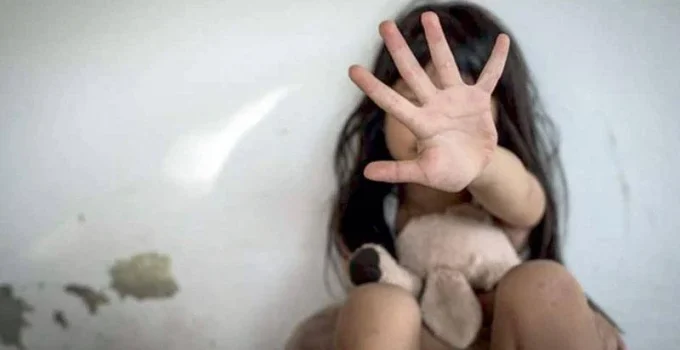 Mãe é presa após arrastar e arrancar cabelos da filha de 5 anos em rua de São Joaquim de Bicas, na Grande BH