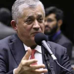 José Guimarães admite 'erro' na taxa das blusinhas e diz que PT usará caso Flávio Bolsonaro como trunfo eleitoral