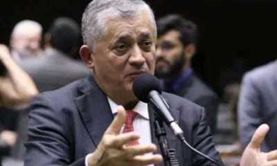 José Guimarães admite 'erro' na taxa das blusinhas e diz que PT usará caso Flávio Bolsonaro como trunfo eleitoral