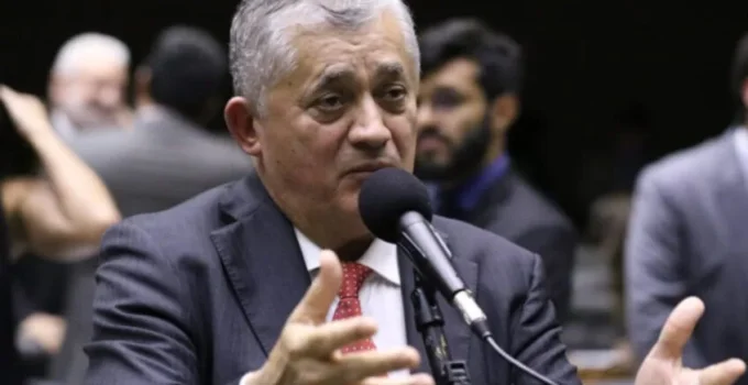 José Guimarães admite 'erro' na taxa das blusinhas e diz que PT usará caso Flávio Bolsonaro como trunfo eleitoral