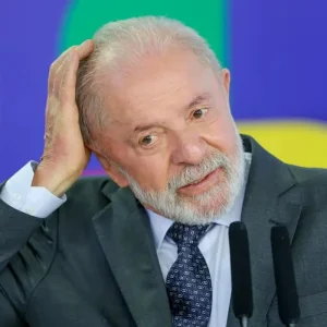 Governo Lula é criticado por 'tibieza' em relação a brasileiros em Portugal e altos gastos com viagens