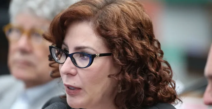 Relator na CCJ vota para manter mandato de Carla Zambelli e alega falta de certeza em acusações