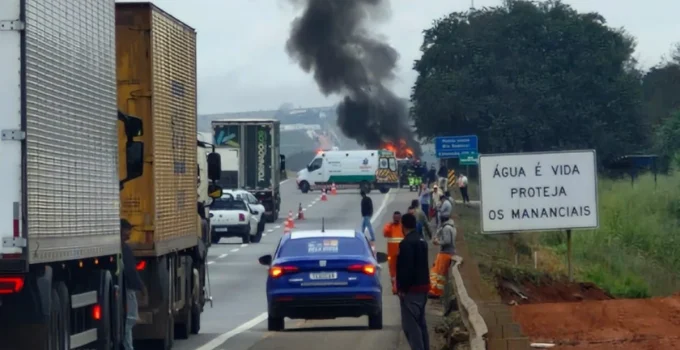 Incêndio em Veículo Bloqueia BR-381 em Minas Gerais e Causa Longo Congestionamento