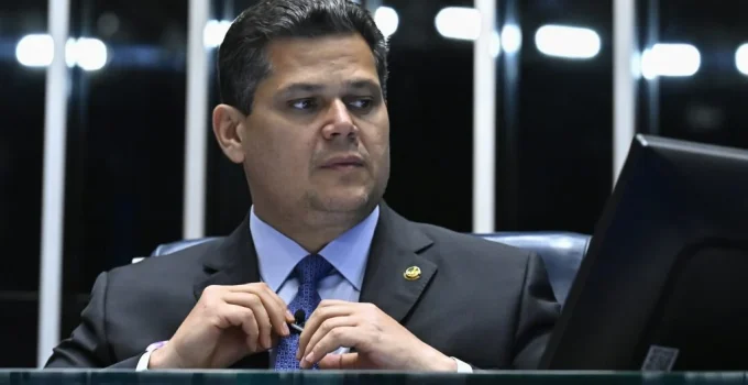 Alcolumbre impede leitura de pedido de CPI do Banco Master e adia debate sobre caso Flávio Bolsonaro