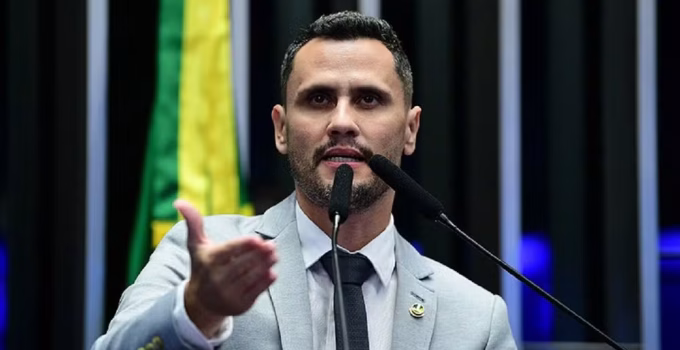 Republicanos em MG avalia Cleitinho como alternativa presidencial diante de desgaste de Flávio Bolsonaro