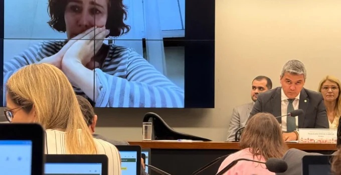 Relator na CCJ da Câmara rejeita cassação de Carla Zambelli; pedido de vista adia votação sobre o futuro da parlamentar