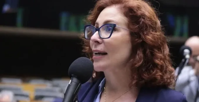 Justiça italiana anula extradição de Carla Zambelli e deputada é solta