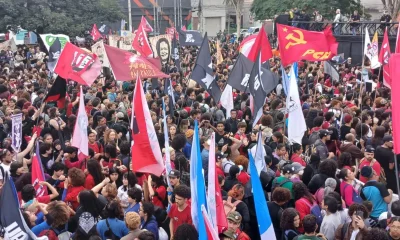 Estudantes de SP protestam contra Tarcísio em ato com 30 mil pessoas; PM bloqueia acesso ao Palácio dos Bandeirantes
