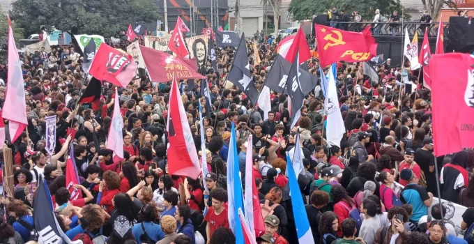 Estudantes de SP protestam contra Tarcísio em ato com 30 mil pessoas; PM bloqueia acesso ao Palácio dos Bandeirantes