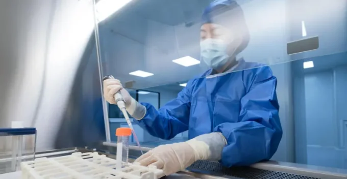 Vacina britânica contra Ebola pode ficar pronta para testes em meses, em meio a surto na África