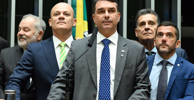 Flávio Bolsonaro se consolida como principal antagonista de Lula, aponta pesquisa Datafolha
