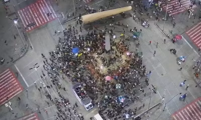 Marcha da Maconha em BH: Gigante 'cigarro' e críticas à multa para usuários de drogas em áreas públicas