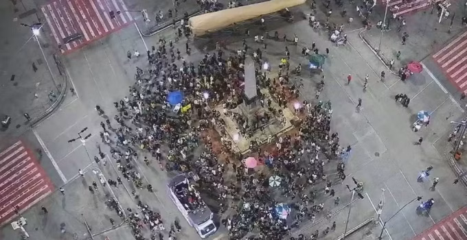 Marcha da Maconha em BH: Gigante 'cigarro' e críticas à multa para usuários de drogas em áreas públicas