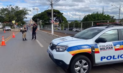 Jovem morre e adolescente fica gravemente ferido após moto bater em poste em Patos de Minas durante manobra