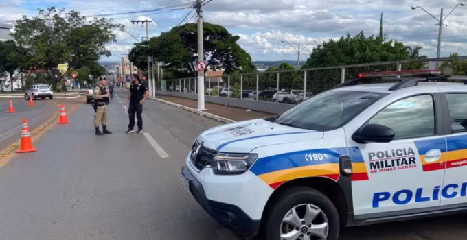 Jovem morre e adolescente fica gravemente ferido após moto bater em poste em Patos de Minas durante manobra