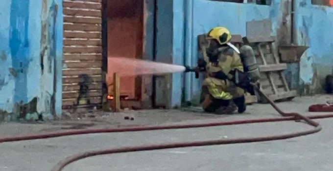 Defesa Civil interdita galpão em BH após incêndio; risco de desabamento e fumaça tóxica preocupam moradores do Calafate