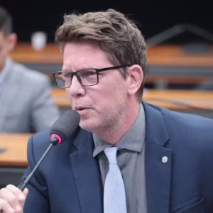 Ex-assessora de Mário Frias alega ter repassado 76% de salário para familiares e aliados do deputado