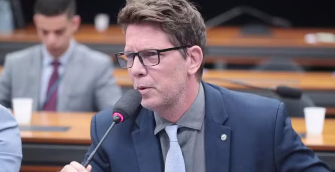 Ex-assessora de Mário Frias alega ter repassado 76% de salário para familiares e aliados do deputado